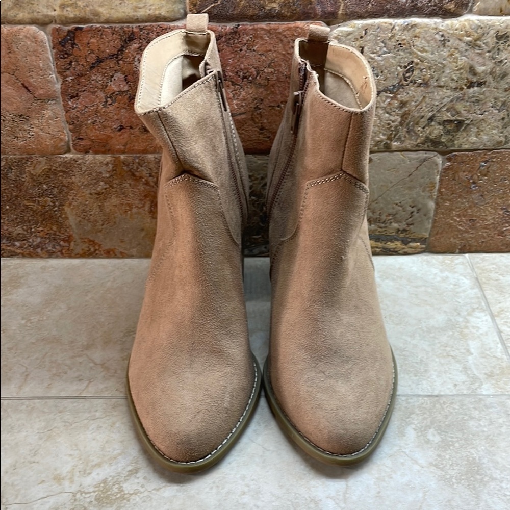 Express Boots Taupe Size 9 Faux Suede Ankle Women’s Block Heel Western Booties - Picture 2 of 16
